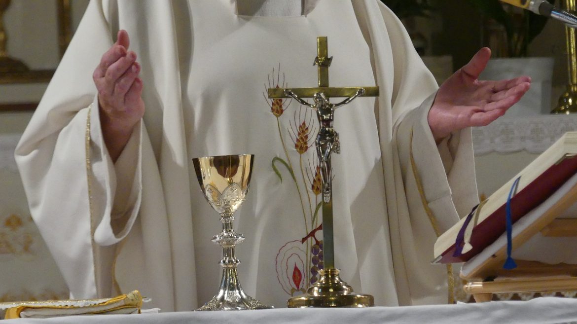 priest-3621040_1280